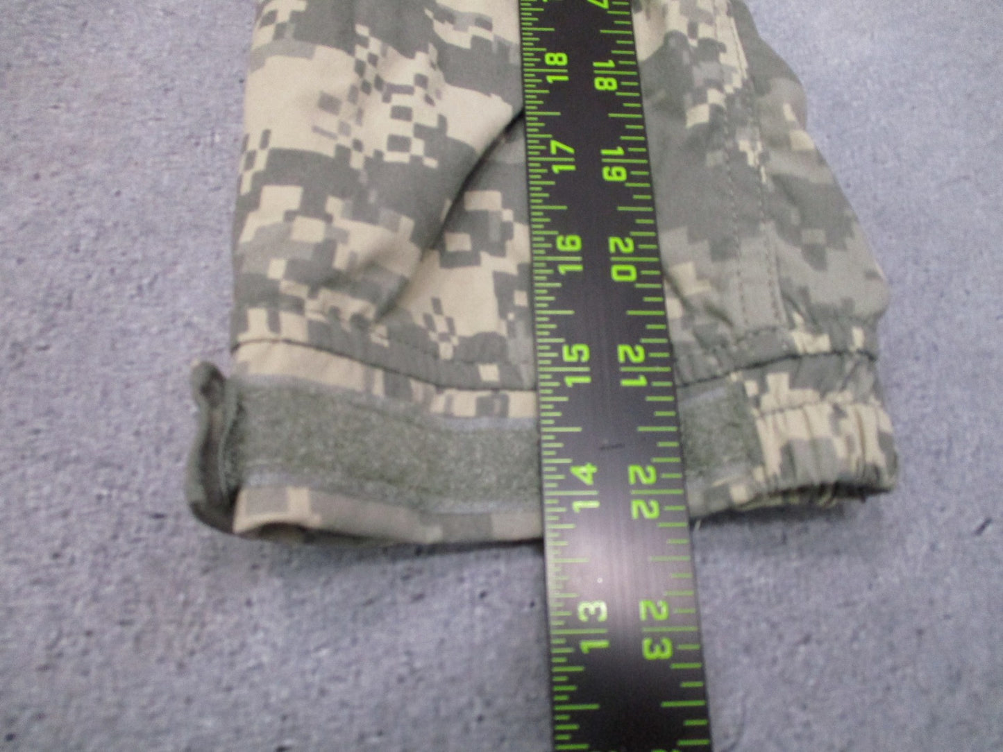 US Military ECWCS Gen III Level 5 Soft Shell Jacket UCP Camo Size Small-Short
