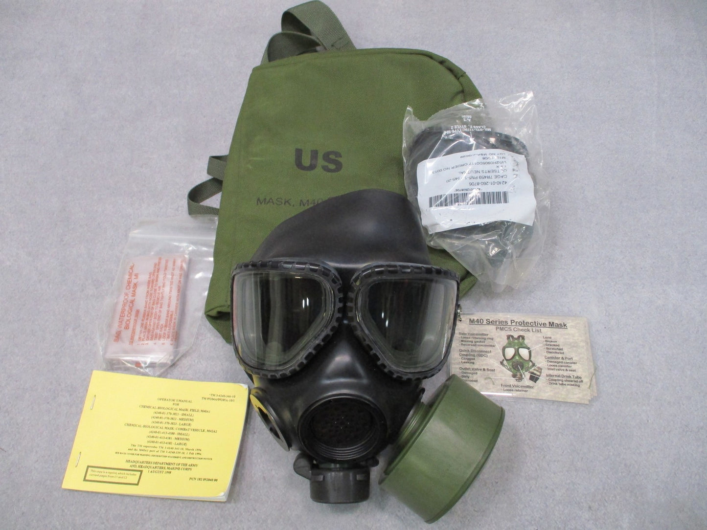 US Military Medium M40 Series Protective Mask w/ Bag & Manual - Used - Very Good