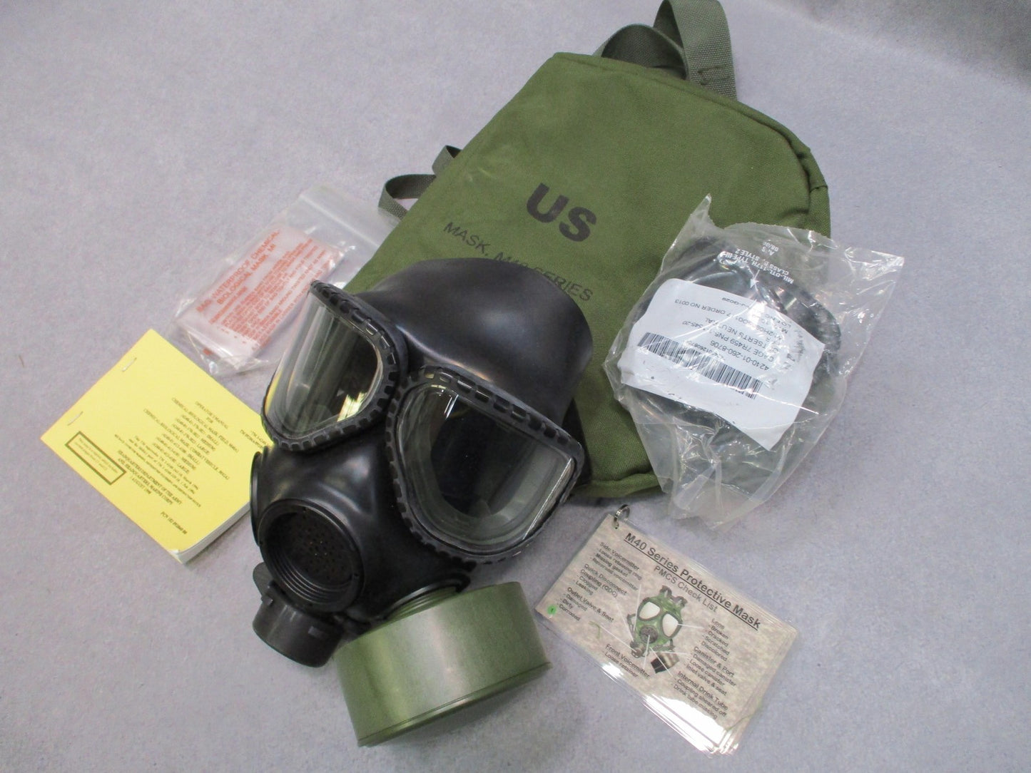 US Military Medium M40 Series Protective Mask w/ Bag & Manual - Used - Very Good