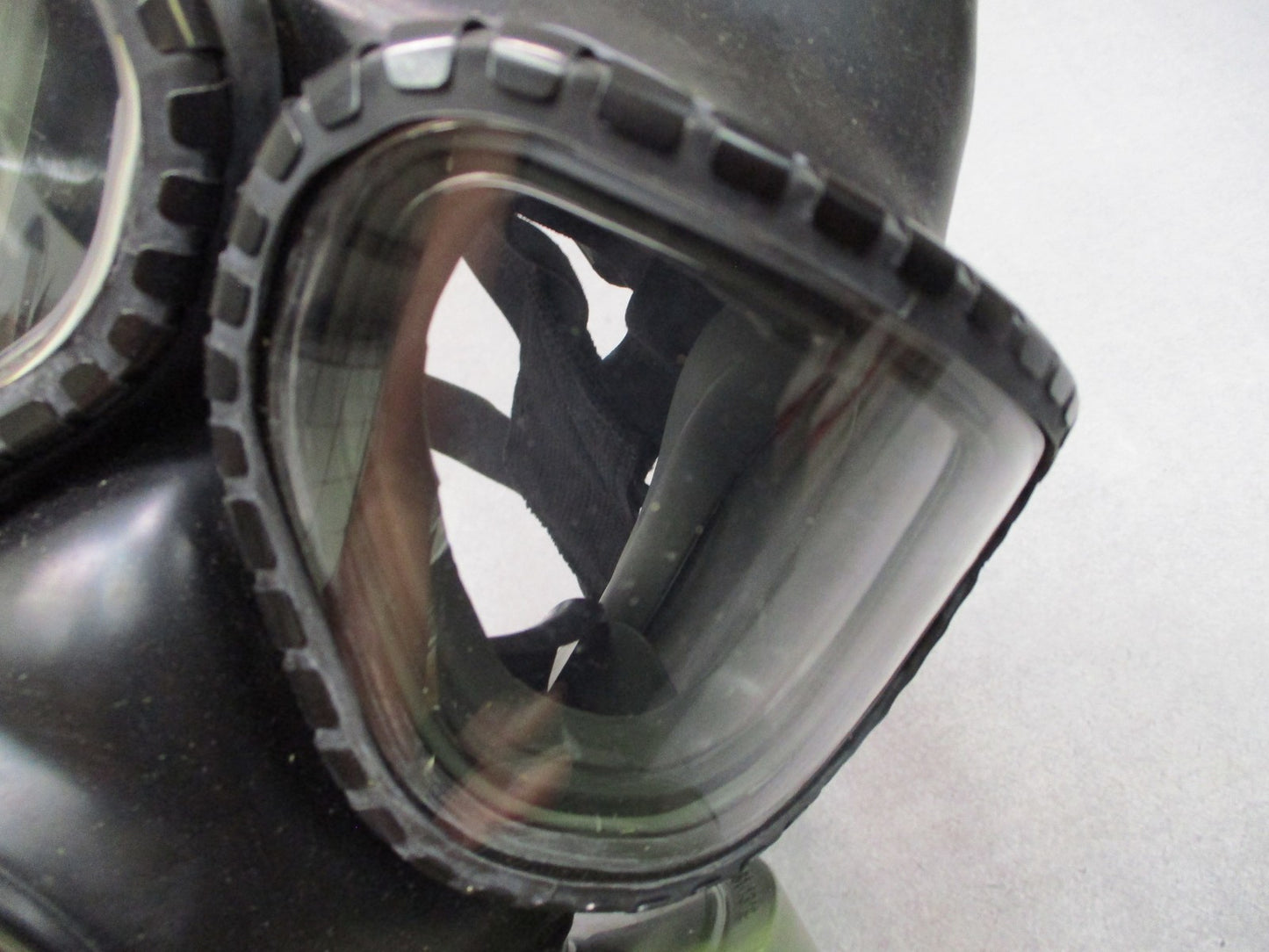 US Military Medium M40 Series Protective Mask w/ Bag & Manual - Used - Very Good