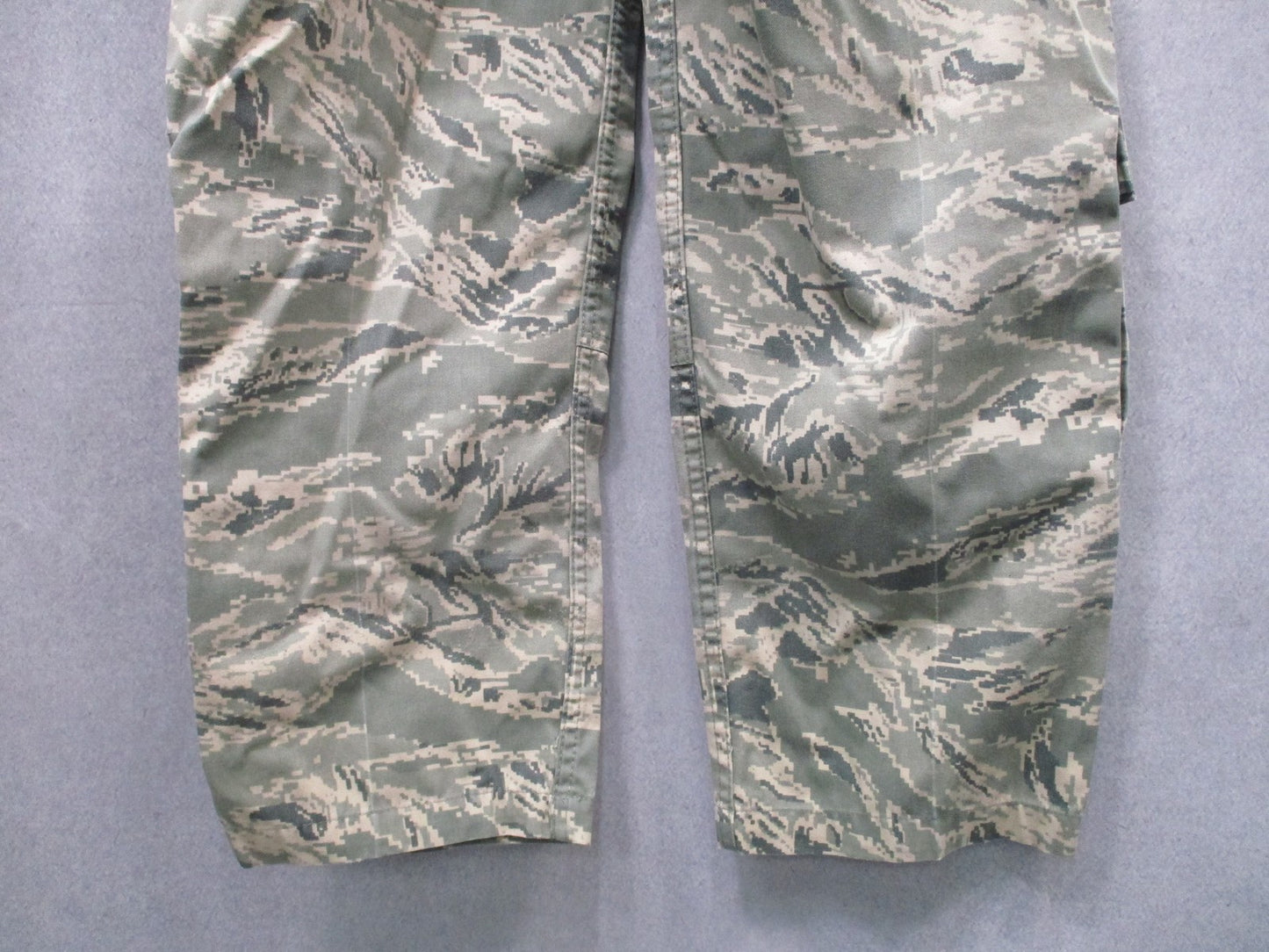 US Air Force ABU Camo Cargo Pants 10S 32" Waist 30" Inseam 60% Cotton 40% Nylon