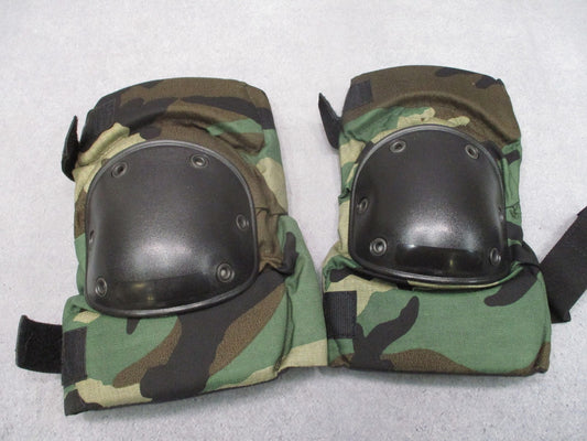 NOS Bijan’s Woodland Camouflage Tactical Knee Pads Size Medium US Military