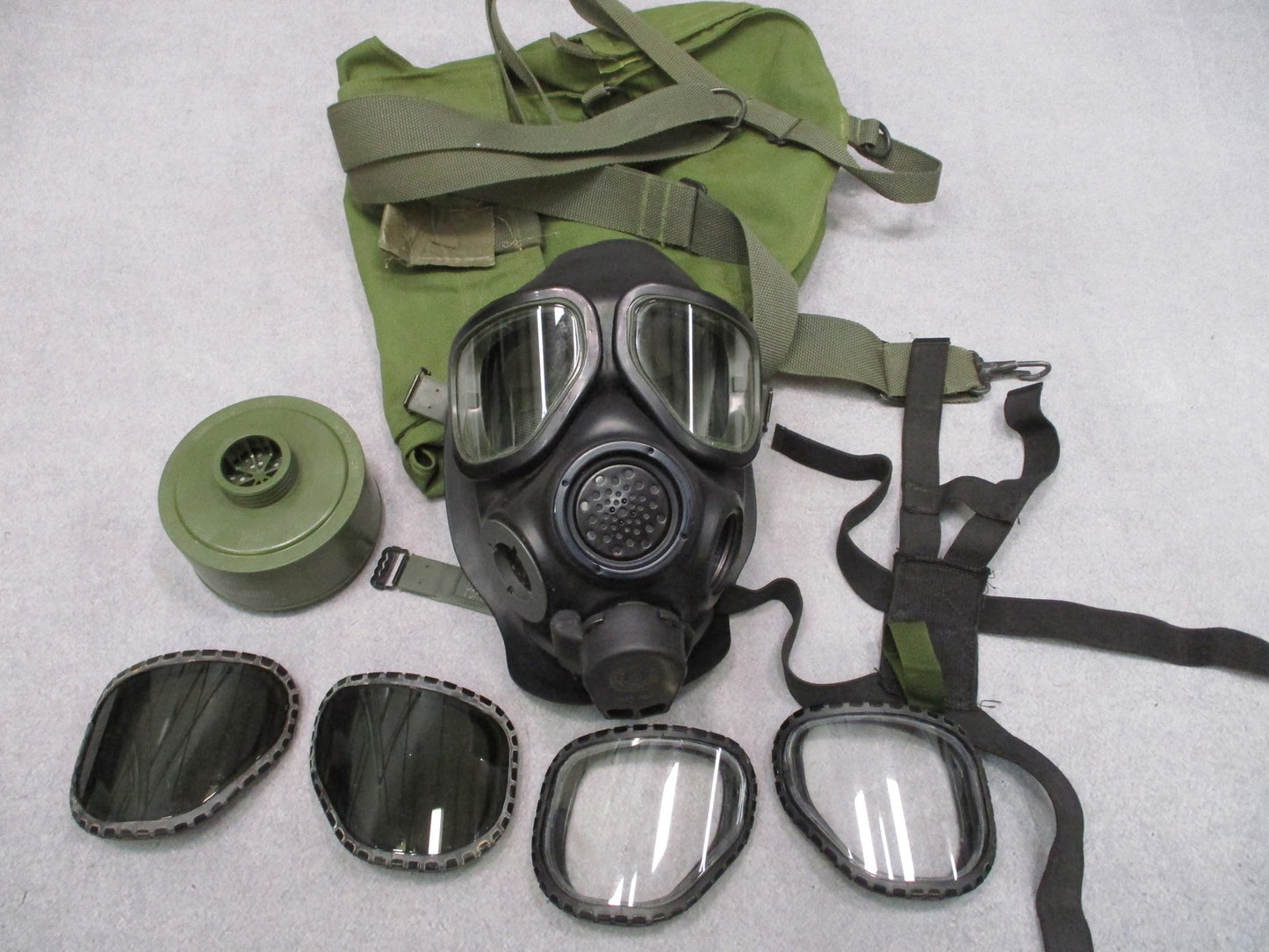 Military Surplus M40 Gas Mask Kit with C2A1 Filter, Bag, and Extra Lenses Large