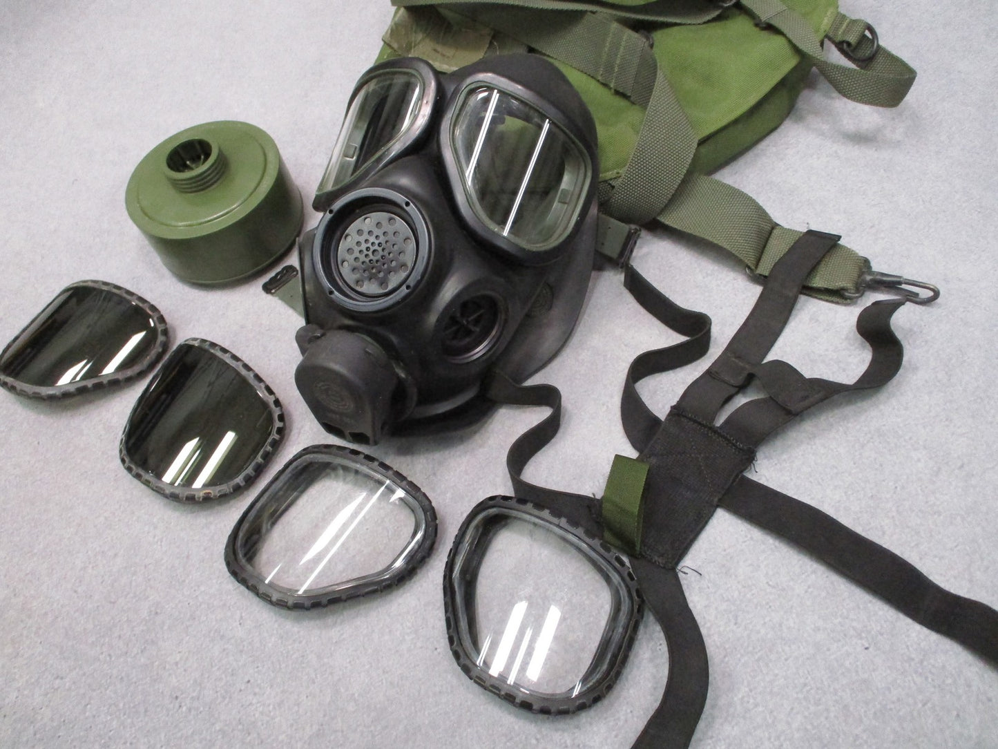 Military Surplus M40 Gas Mask Kit with C2A1 Filter, Bag, and Extra Lenses Large