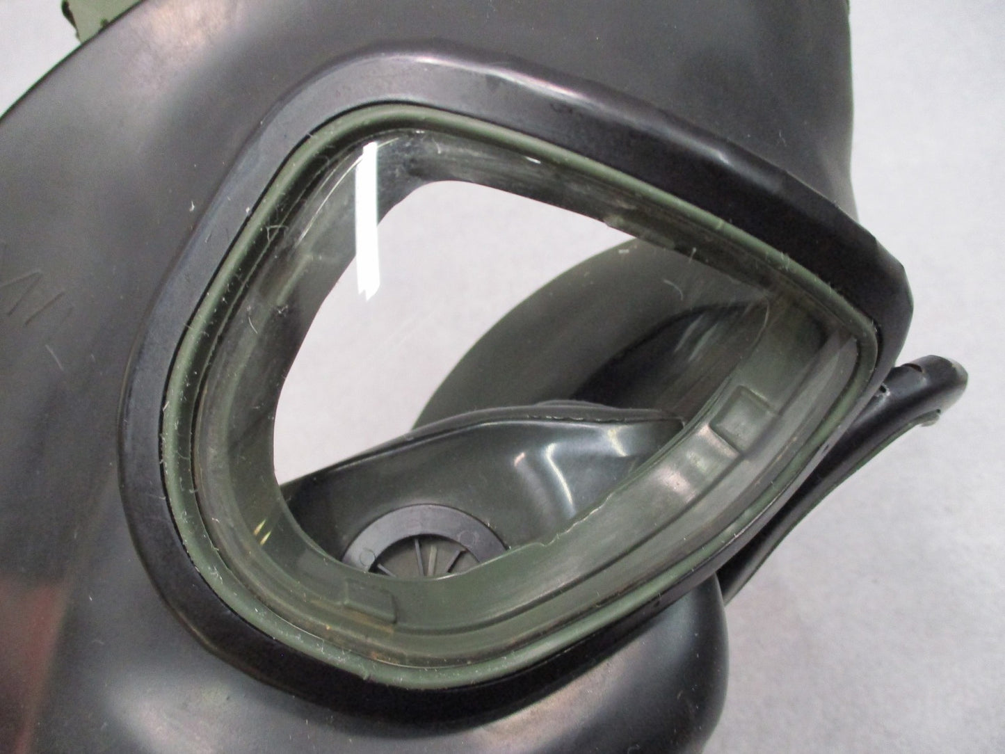 Military Surplus M40 Gas Mask Kit with C2A1 Filter, Bag, and Extra Lenses Large