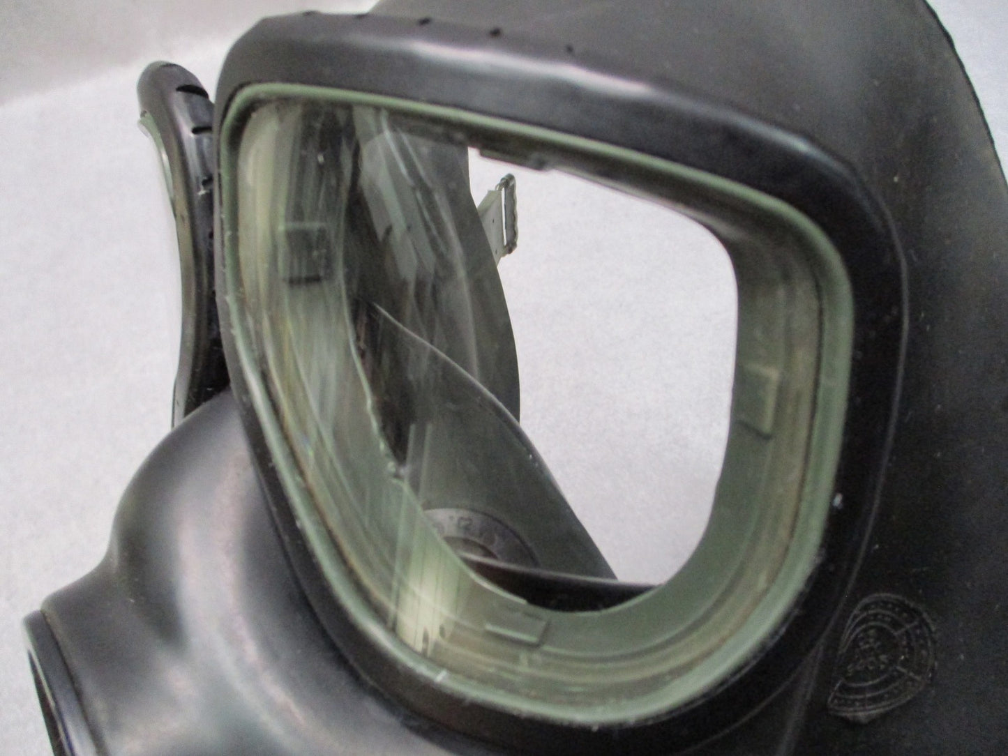 Military Surplus M40 Gas Mask Kit with C2A1 Filter, Bag, and Extra Lenses Large