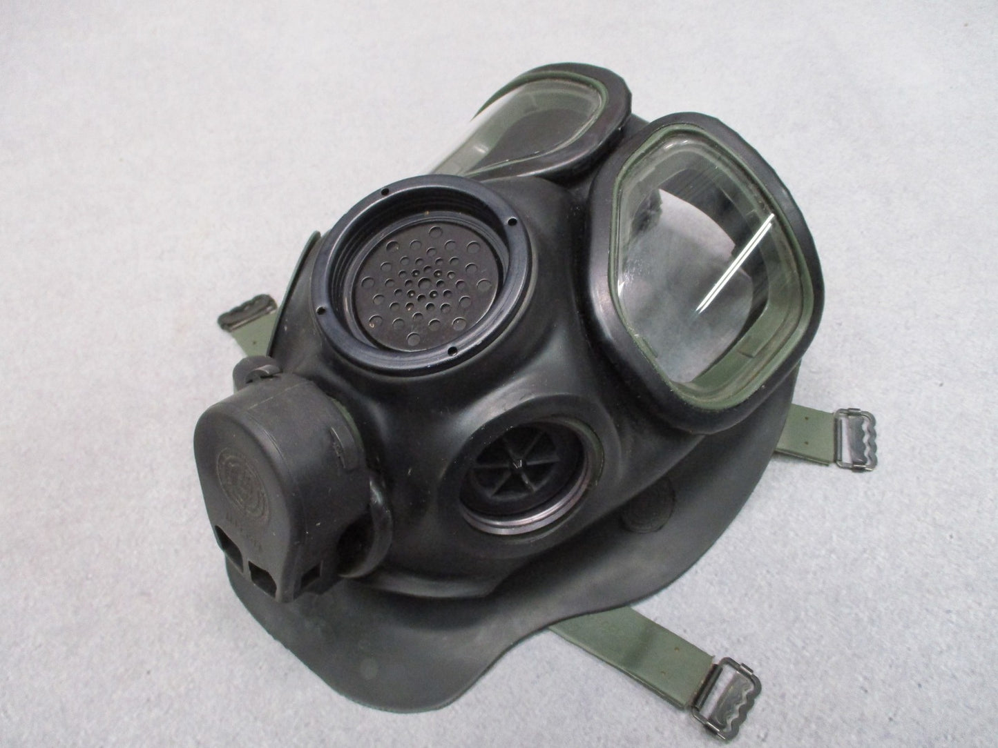 Military Surplus M40 Gas Mask Kit with C2A1 Filter, Bag, and Extra Lenses Large