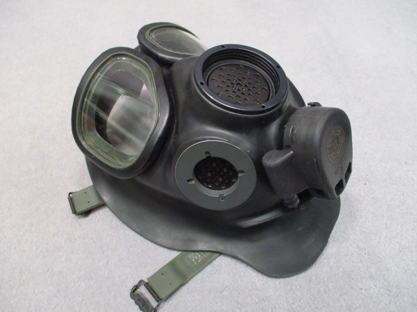 Military Surplus M40 Gas Mask Kit with C2A1 Filter, Bag, and Extra Lenses Large