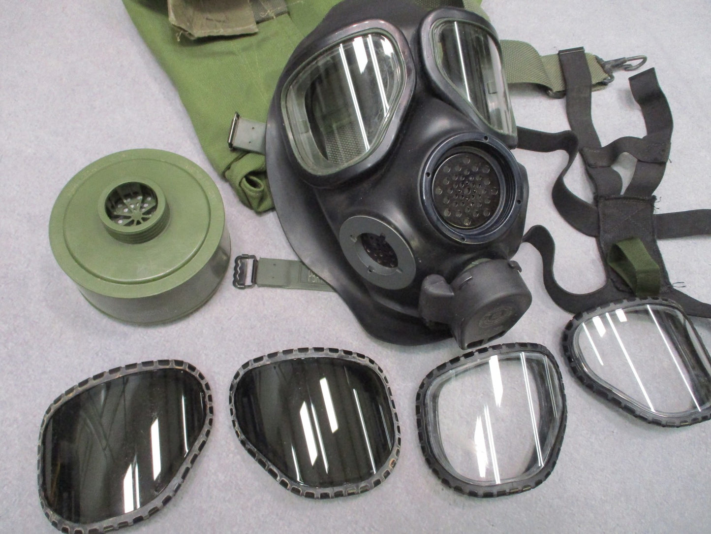 Military Surplus M40 Gas Mask Kit with C2A1 Filter, Bag, and Extra Lenses Large