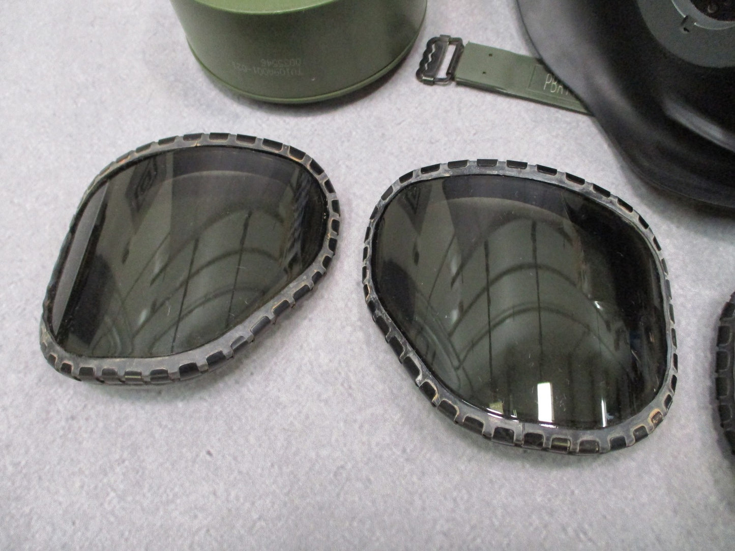 Military Surplus M40 Gas Mask Kit with C2A1 Filter, Bag, and Extra Lenses Large