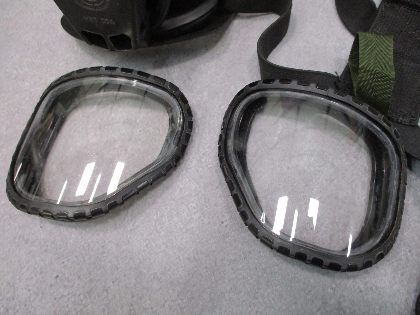 Military Surplus M40 Gas Mask Kit with C2A1 Filter, Bag, and Extra Lenses Large