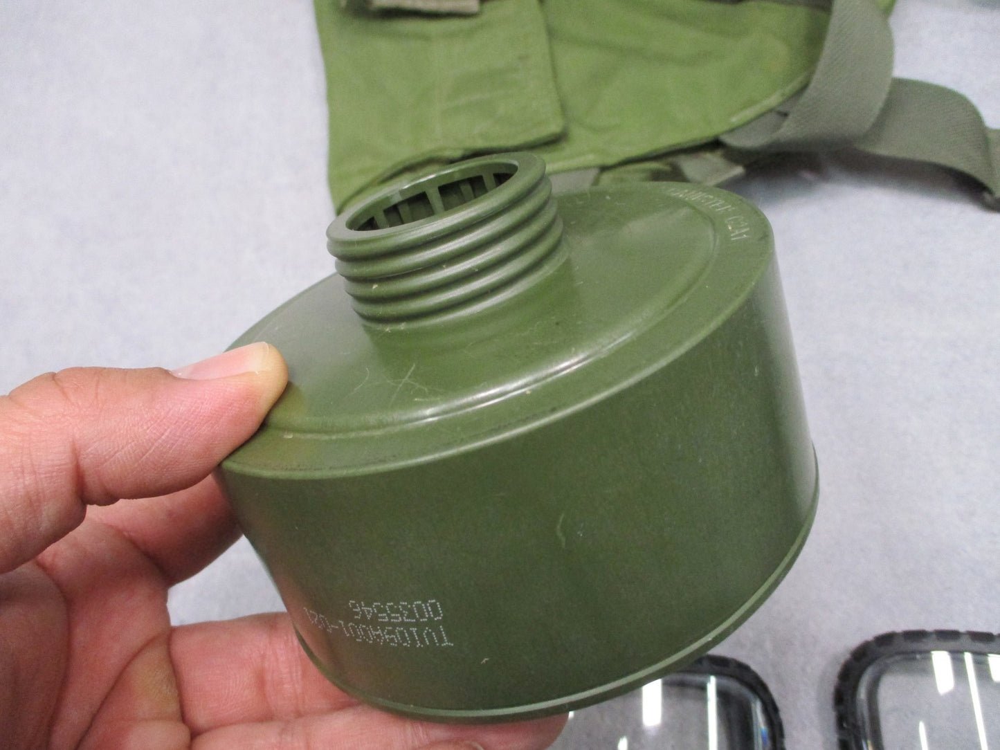 Military Surplus M40 Gas Mask Kit with C2A1 Filter, Bag, and Extra Lenses Large