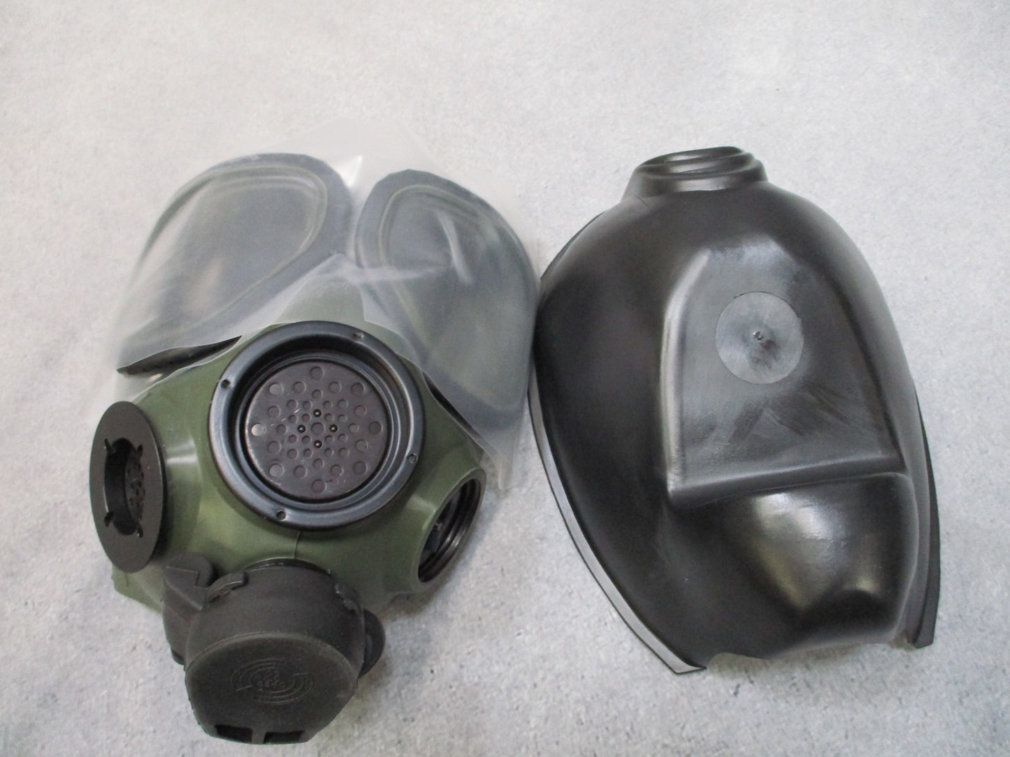 USGI M40 Gas Mask Medium Kit M40A1 Protective Mask NOS 2006 w/ Carrier Outserts