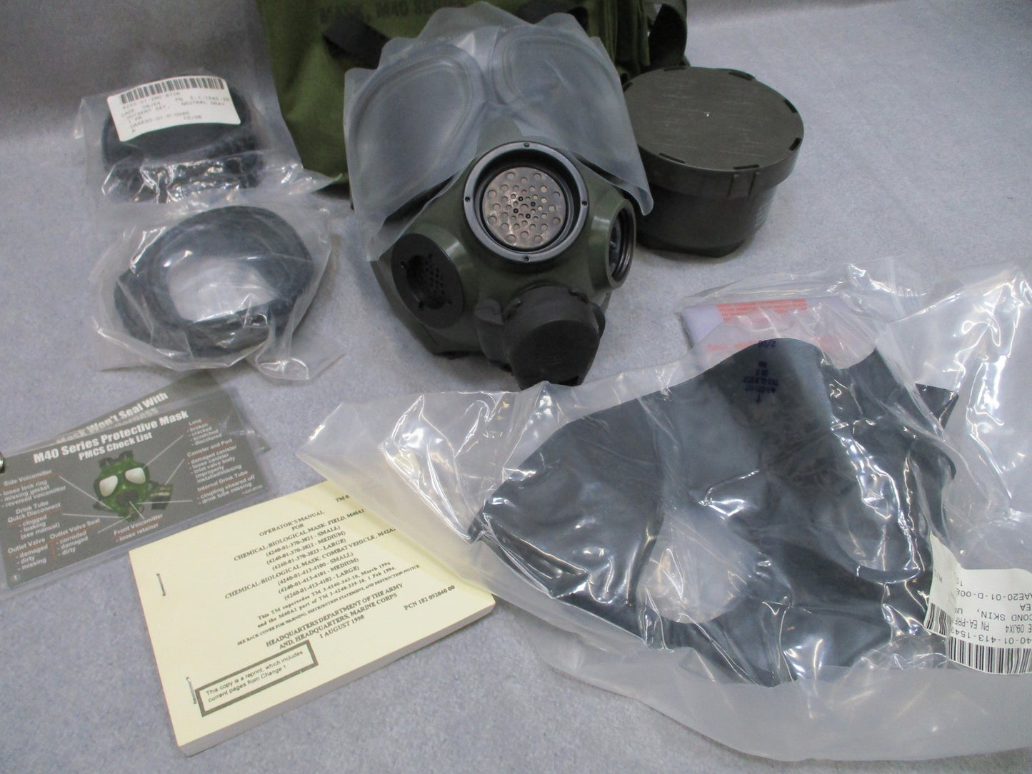 USGI M40 Gas Mask Medium Kit M40A1 Protective Mask NOS 2006 w/ Carrier Outserts