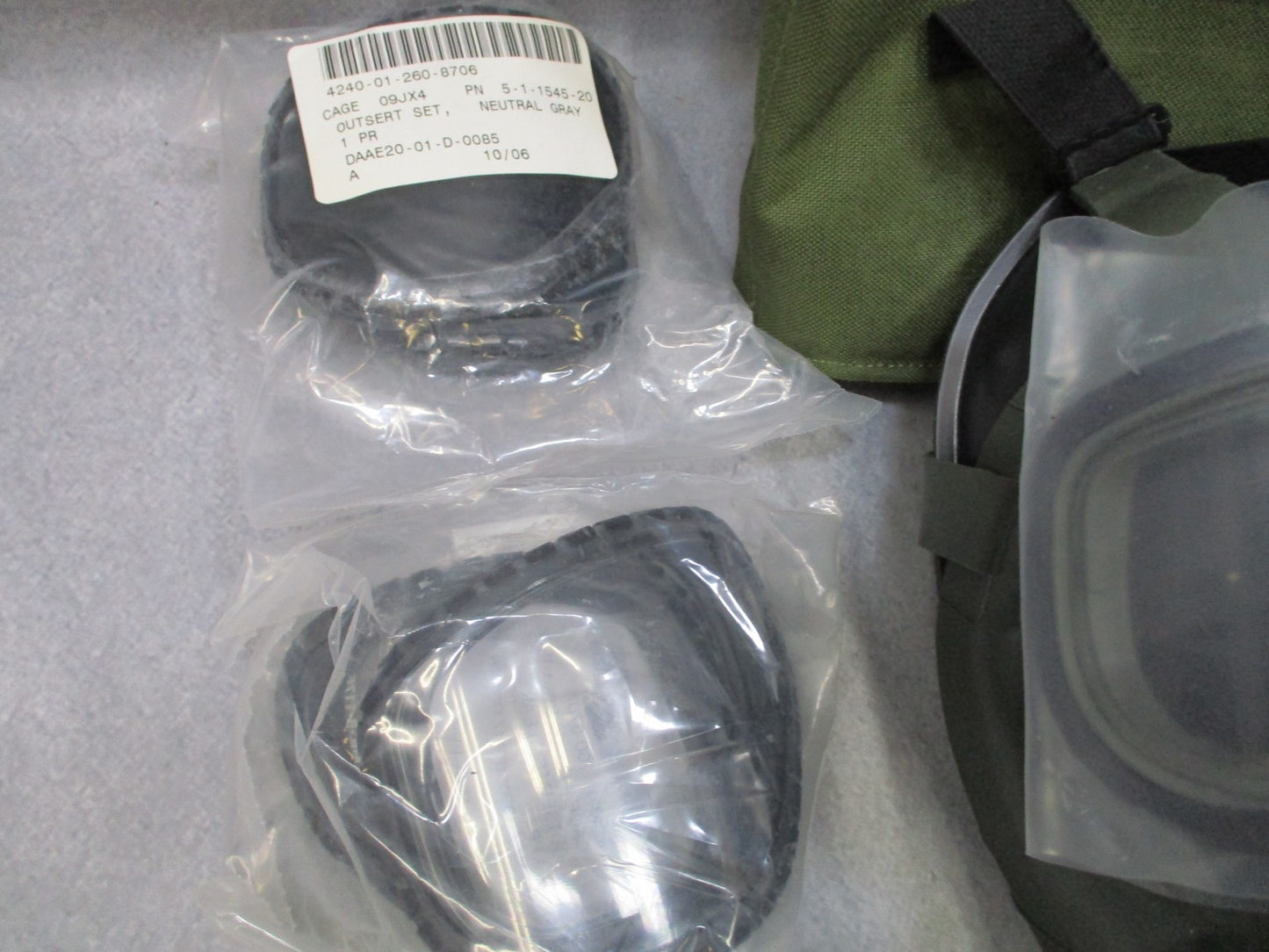 USGI M40 Gas Mask Medium Kit M40A1 Protective Mask NOS 2006 w/ Carrier Outserts