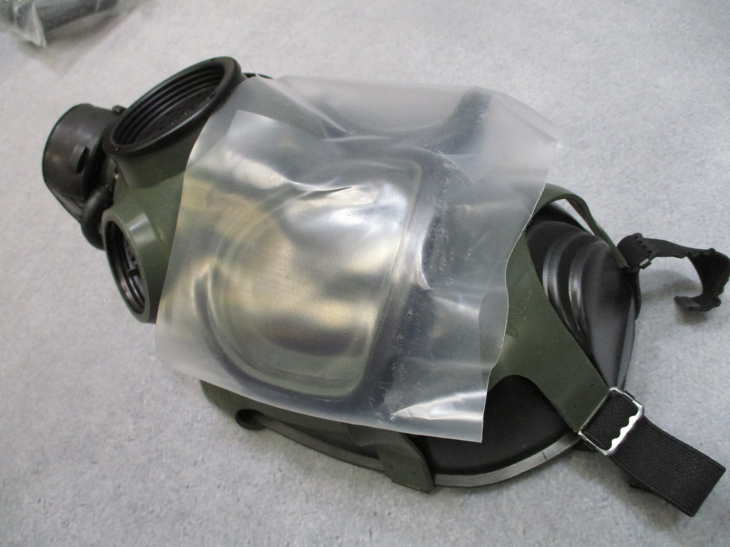 USGI M40 Gas Mask Medium Kit M40A1 Protective Mask NOS 2006 w/ Carrier Outserts