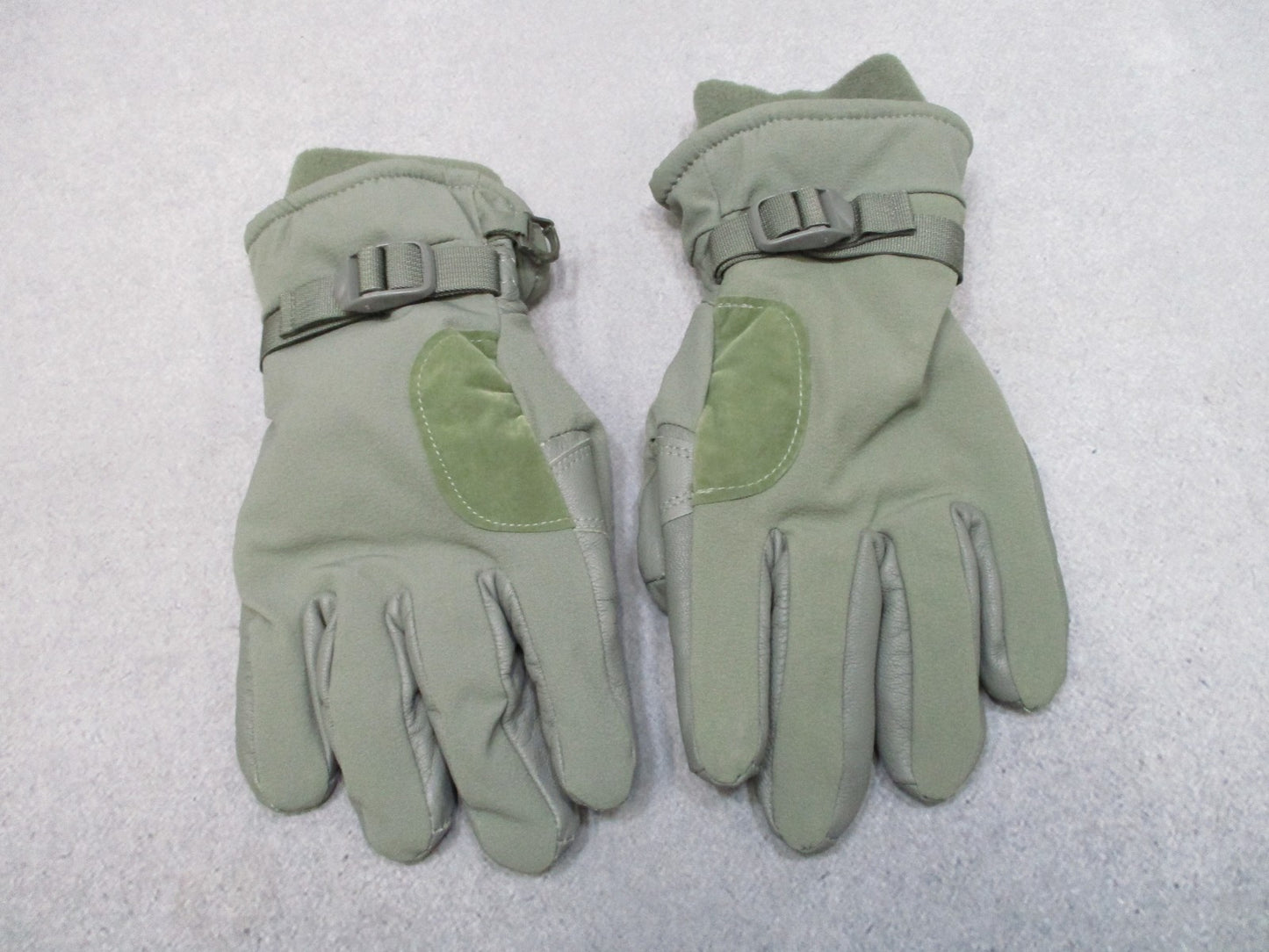 US Army Issue GI Men's/Women's Intermediate Cold/Wet Gloves - Med Wide