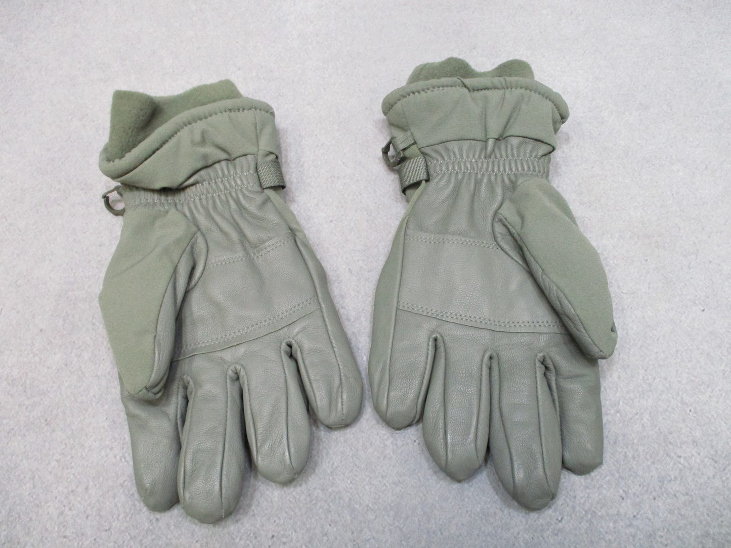 US Army Issue GI Men's/Women's Intermediate Cold/Wet Gloves - Med Wide
