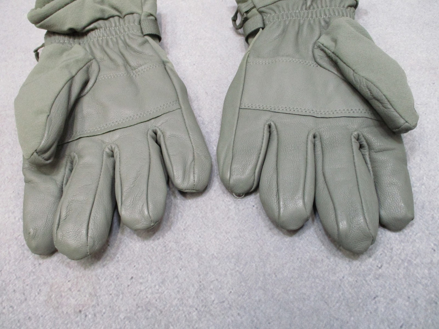 US Army Issue GI Men's/Women's Intermediate Cold/Wet Gloves - Med Wide