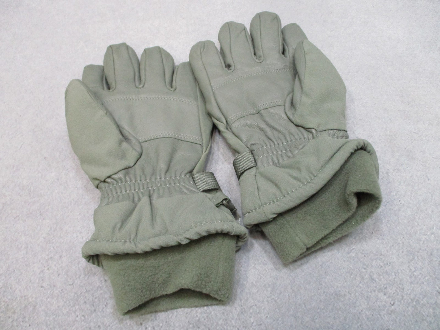US Army Issue GI Men's/Women's Intermediate Cold/Wet Gloves - Med Wide