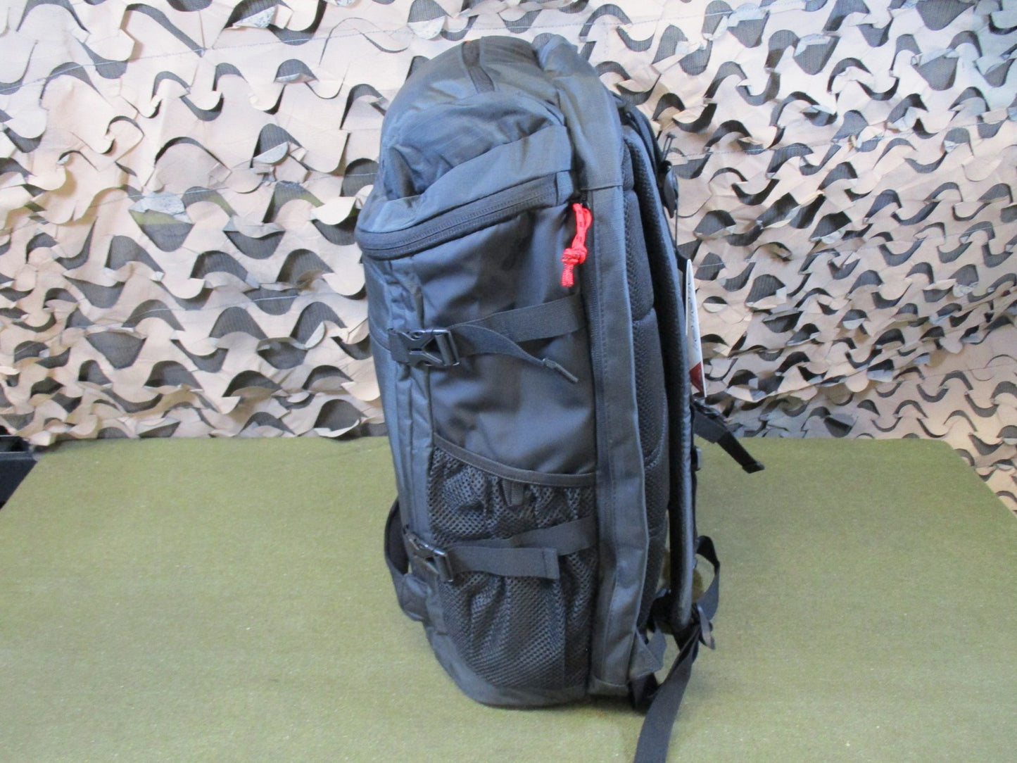 New Highland Outdoor Backpack Meadow XL Gunmetal Red Hiking Bag NWT