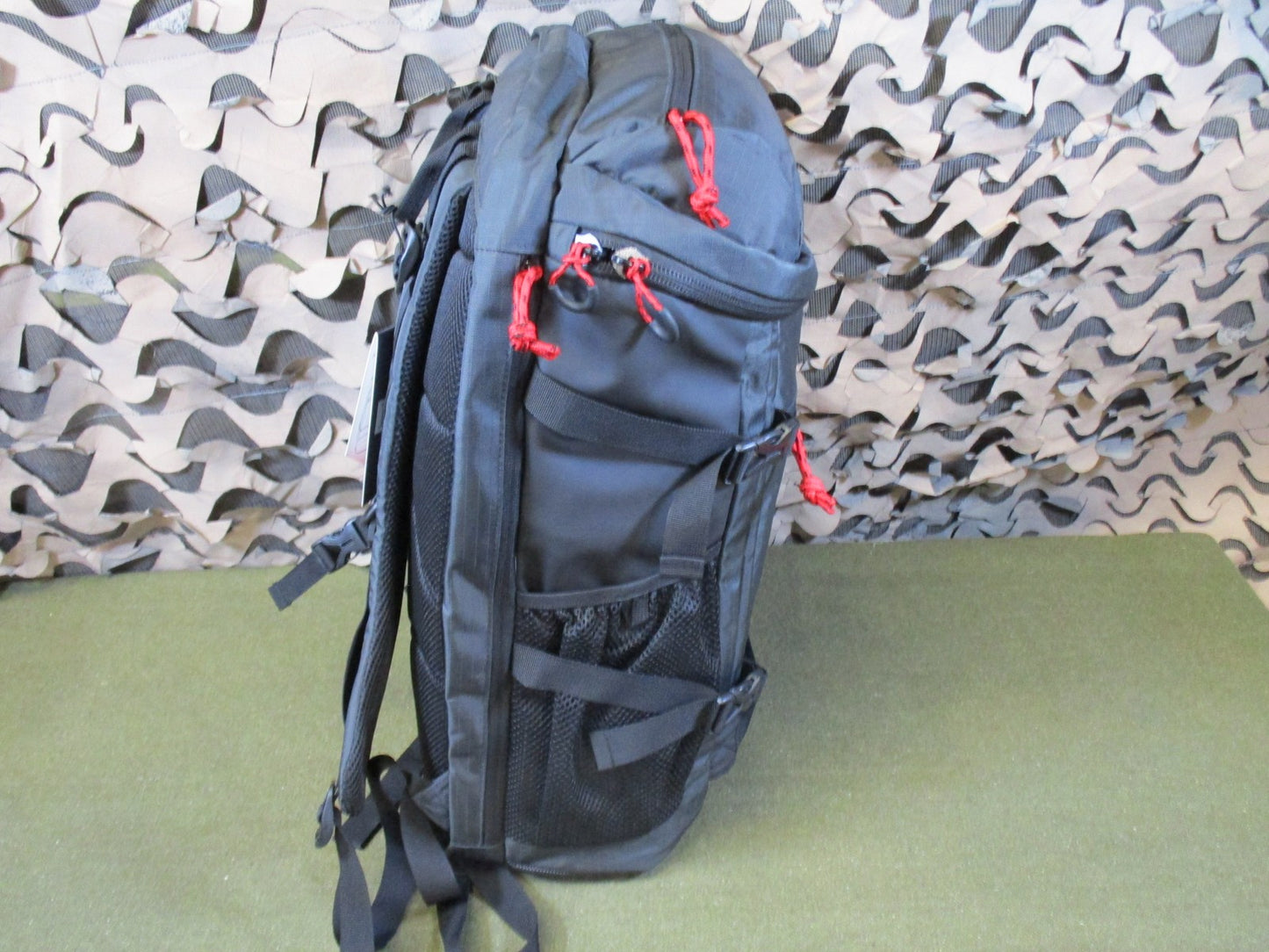 New Highland Outdoor Backpack Meadow XL Gunmetal Red Hiking Bag NWT