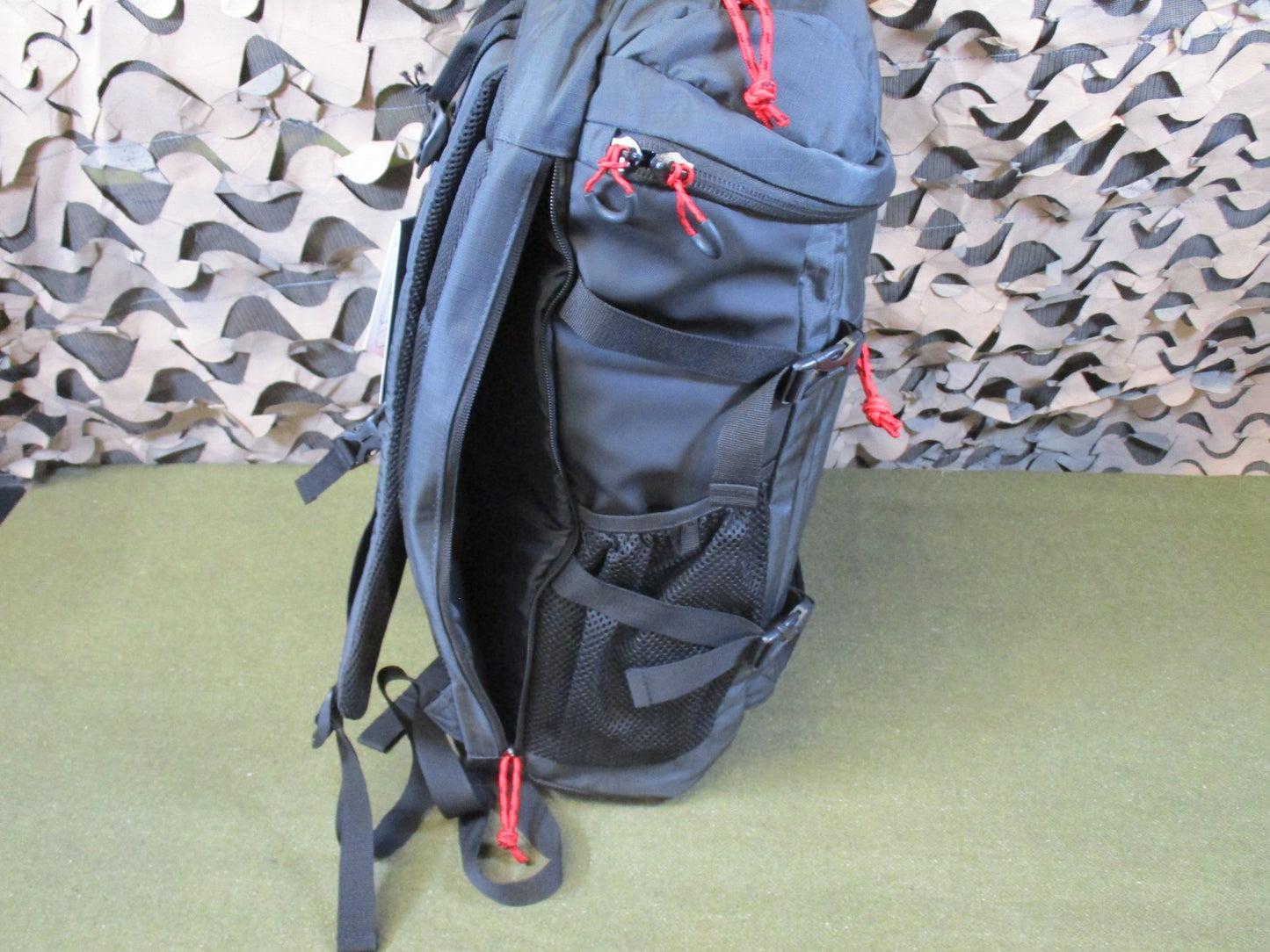 New Highland Outdoor Backpack Meadow XL Gunmetal Red Hiking Bag NWT