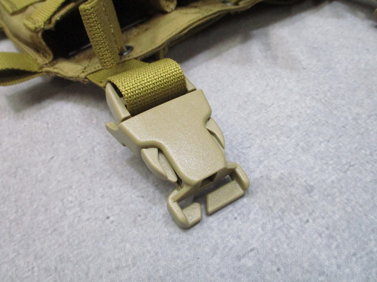 HRT Tactical Gear Triple 5.56/.223 Placard Coyote Brown Mag Pouch Bungee Closure